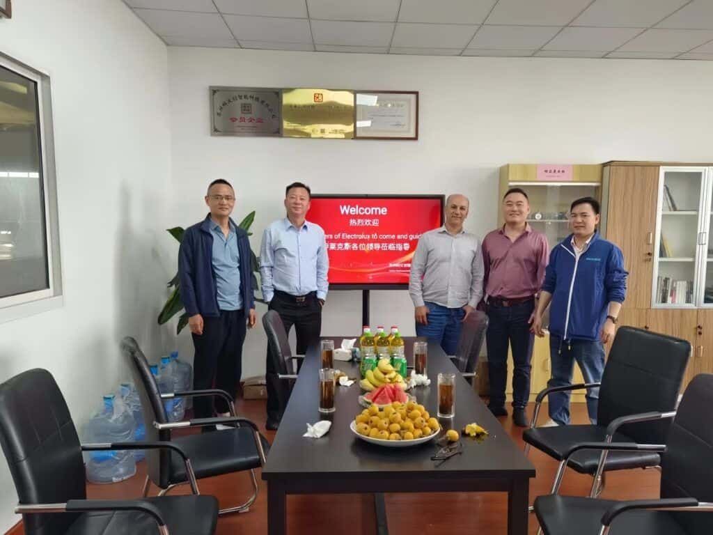 OEM & ODM SERVICE 20 Group photo after factory negotiation with Electrolux client for private label vacuum cleaner OEM & ODM cooperation