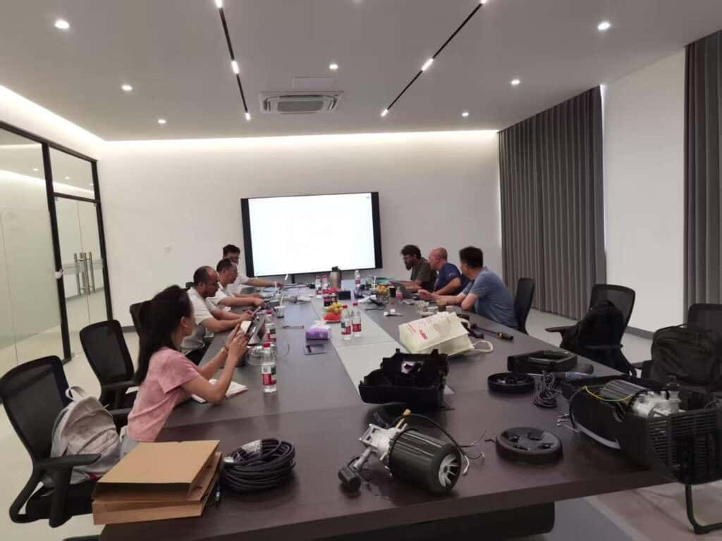 OEM & ODM SERVICE 23 USA client discussing OEM ODM project details for custom private label vacuum cleaner cooperation