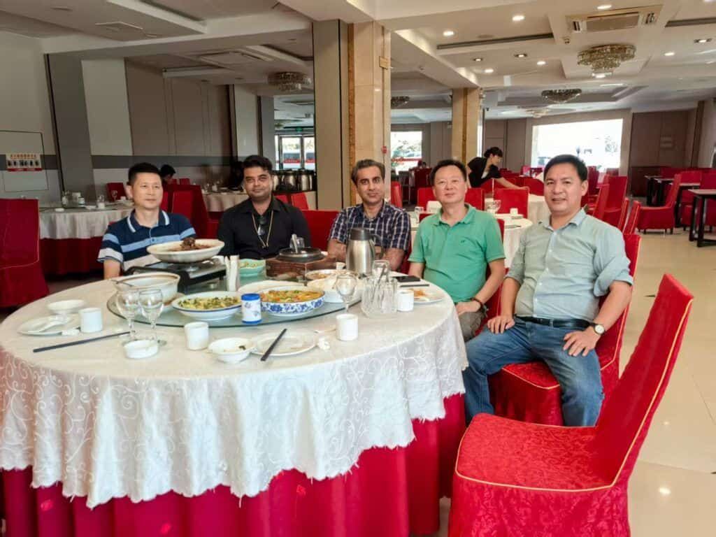 OEM & ODM SERVICE 21 Group dinner photo with Southeast Asian distributors after discussing private label vacuum cleaner OEM ODM cooperation