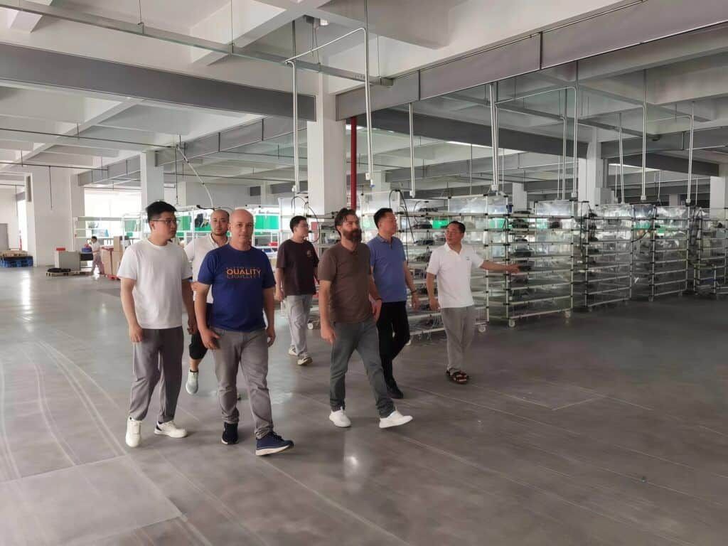 ABOUT US 3 About Us Union Suzhou China cleaning appliance manufacturer factory visiting, foreign brand partners inspect production workshop